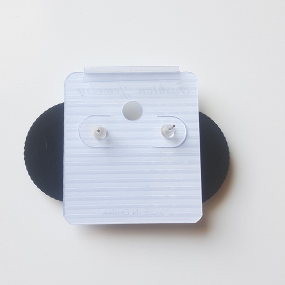 Fashion Jewelry Fancy Stone Stud Earrings - Picture 5 of 5